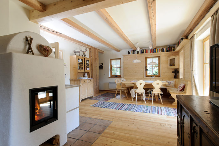 zu vermieten - Haus aus Holz - Wohnzimmer - Stühle - Esstisch - Ofen