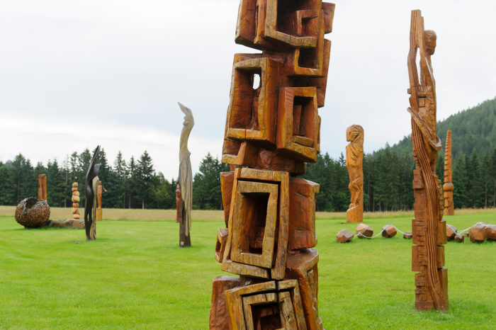 Holz Kunst Bildhauer Wiese grün Statue Kunstwerke Skulptur