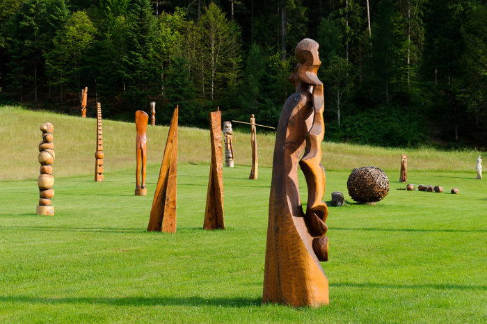 Holz Kunst Bildhauer Wiese grün Statue Kunstwerke