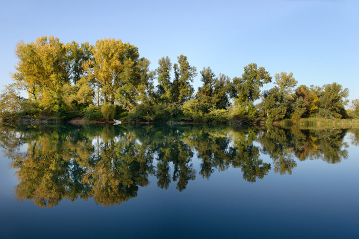 Wasserspiegelung mit Boot